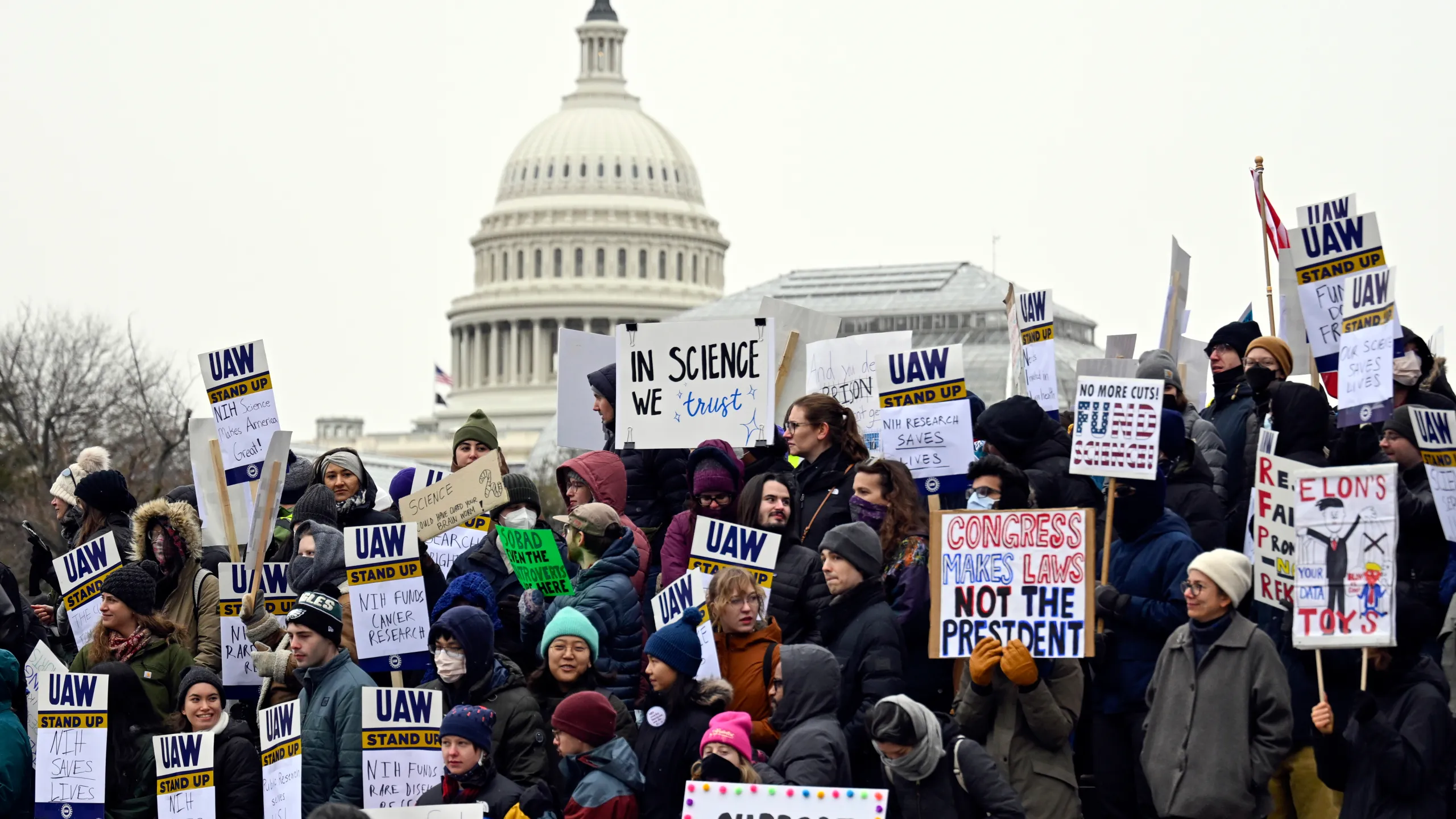 Thousands of Federal Workers Marooned Without Pay as U.S. Shutdown Strangles the Arteries of Public Service